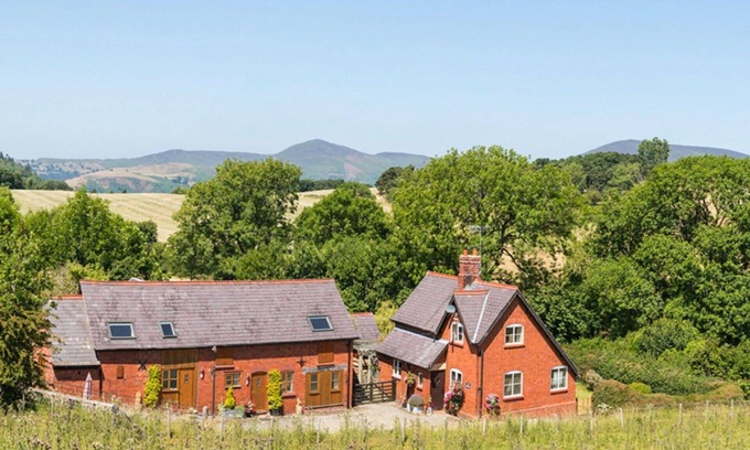 Llangollen House | Beautiful villa for 2 guests with WIFI, TV, pets allowed and parking