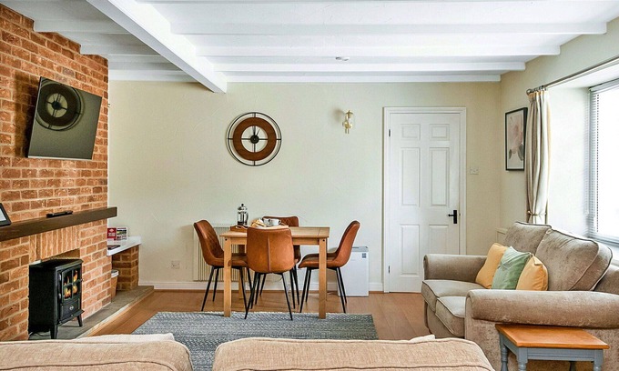 Thirsk House | Beautiful villa for 4 guests with pool, WIFI, hot tub, terrace, pets allowed and parking