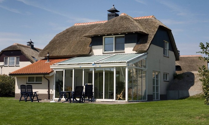 Makkum Villa | Beautiful villa with conservatory