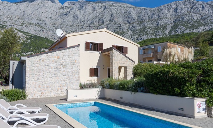 Srida sela Villa | Beautiful Villa with Large Swimming Pool