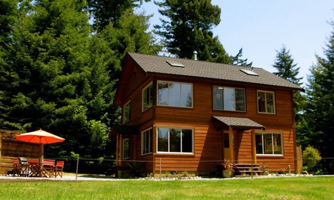 Butte House | Beautiful, Warm & Welcoming-Redwoods, River, Beaches-includes Hot tub