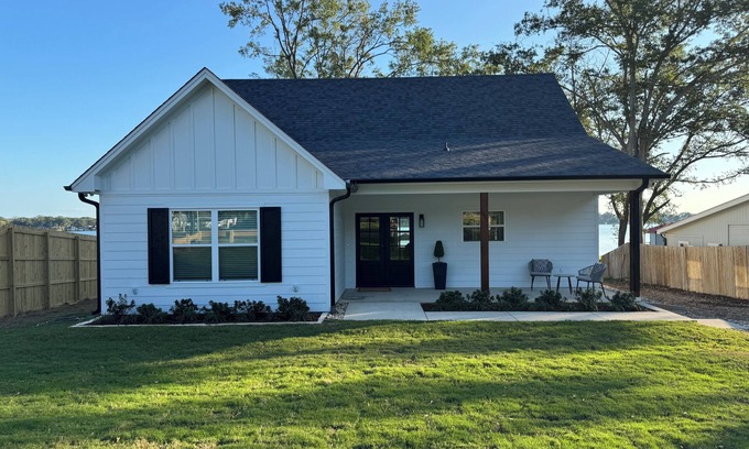 Flint House | BEAUTIFUL WATERFRONT 2 BR 2 BH house on Lake Palestine, WiFi, AC & amazing views