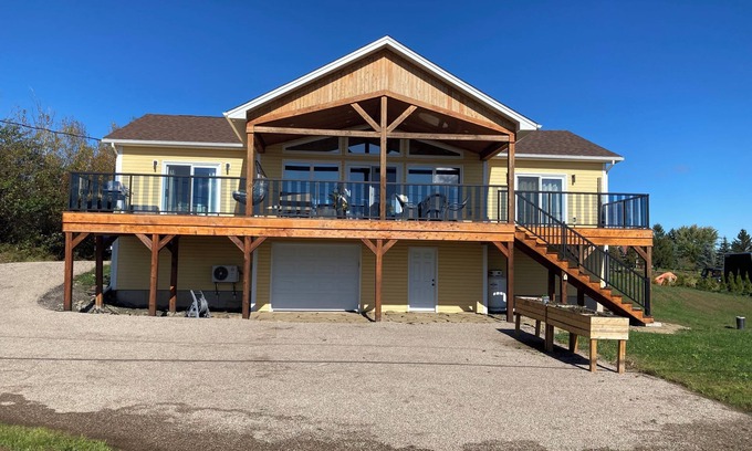 Sainte-Anne-de-Kent House | Beautiful Waterfront Retreat