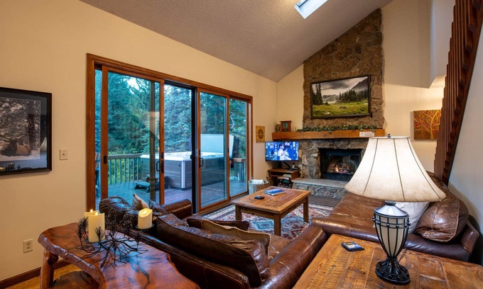 Aspen Brook House | Beautiful, Well-Equipped Home on River, Hot Tub, Close to Rocky Mtn. N P & YMCA