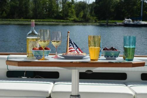 Catskill Boat Rental | Beautiful Yacht on Catskill Creek