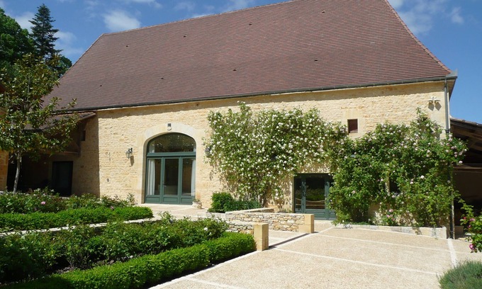 Daglan House | Beautifully converted stone barn near Daglan, Perigord Noir, heated pool