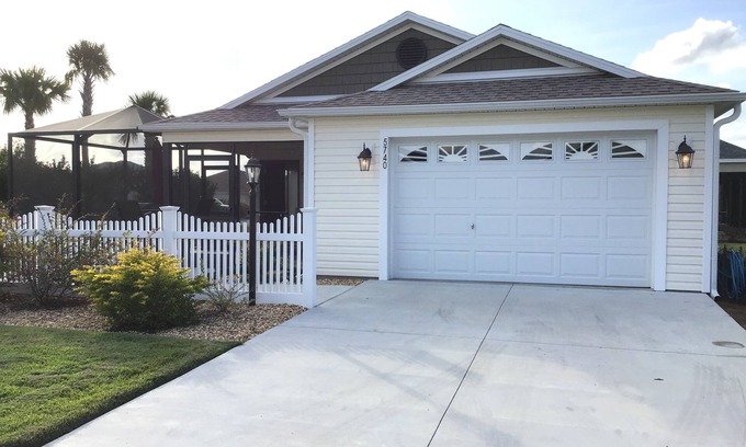 Wildwood House | BEAUTIFULLY Decorated 2/2 Villa w/GAS GOLF CART & GAS BBQ