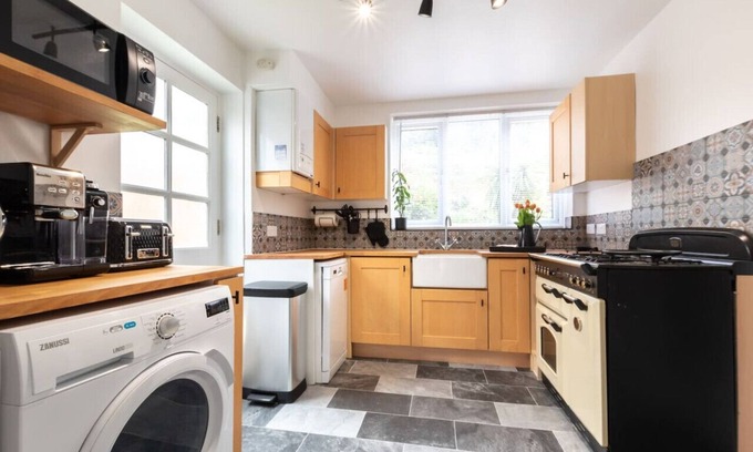 Reading House | Beautifully decorated 4 bedroom house in Reading - Near City Centre - Free off street parking - Private Garden - Close to amenities and attractions