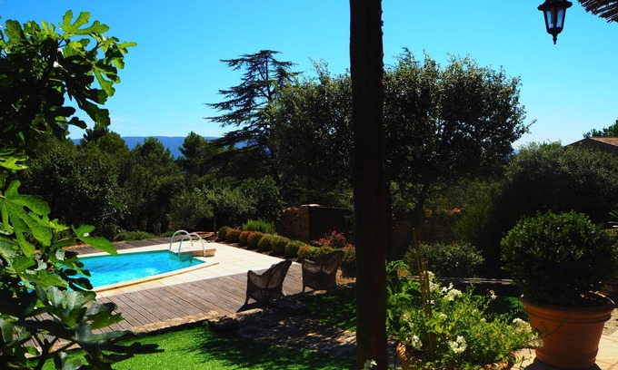 Cabrieres-d'Avignon House | Beautifully decorated house in a quiet natural setting with swimming pool and tennis court