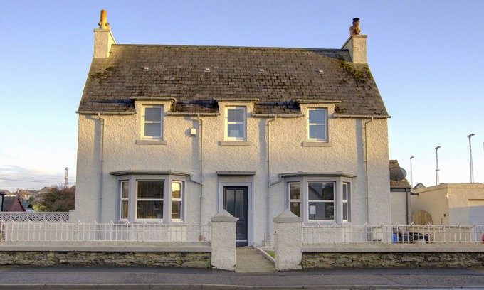 Wick House | Beautifully furnished 6-bedroom town house on the North Coast 500 route