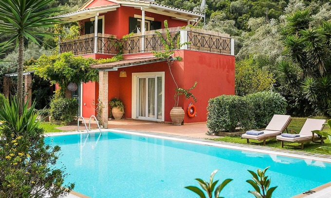 Mikros Gialos House | Beautifully located within stunning mature gardens and just a five minute walk from the beach, this