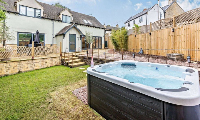 Enstone House | Beautifully presented holiday cottage in the Cotswolds - The Old Garage