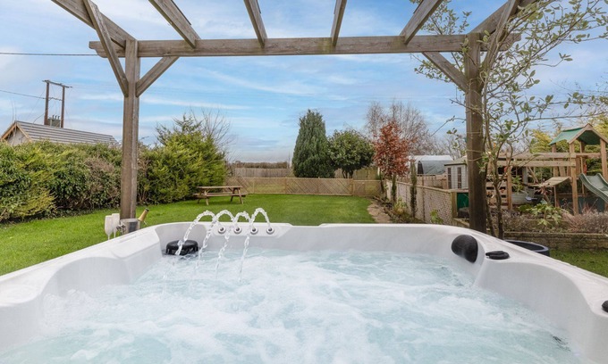 Witney Cottage | Beautifully presented dog friendly holiday cottage - Holly Tree Cottage