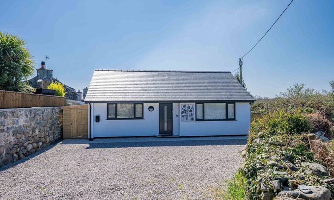 Dyffryn Ardudwy Cottage | Beautifully Renovated Two Bedroom Bungalow Near the Beach | Y-Berllan