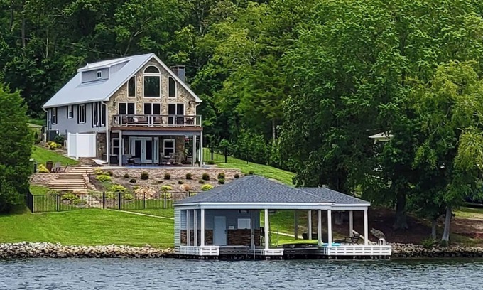 Semora House | Beautifully Remodeled Lake House w/Plunge Pool!
