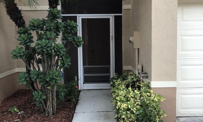 Royal Palm Beach House | BEAUTIFULLY UPDATED TOWNHOUSE NEAR OCEAN WITH COMMUNITY POOL