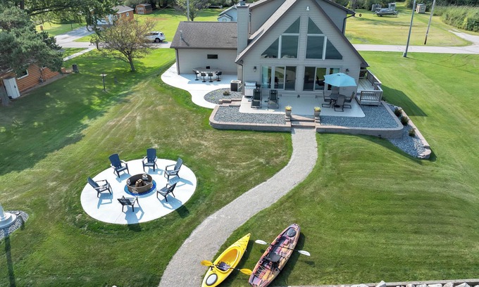 Green Bay House | Beauty on the Bay! Breathtaking sunrises! 15 minutes to Lambeau!