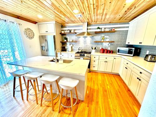 Prairie Creek House | Beaver Lake Modern Getaway -3 bedroom house