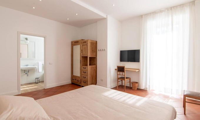 Domaso Bed & Breakfast | Bed and Breakfast 'Camera Matrimoniale Vista Lago' with Mountain View, Pool and Wi-Fi