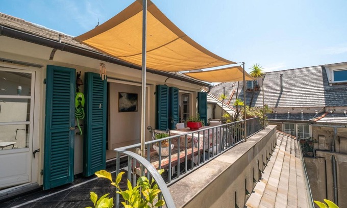 Genoa Historical Centre Bed & Breakfast | Bed and Breakfast 'Palazzo Giustiniani' with Balcony, Wi-Fi and Air Conditioning