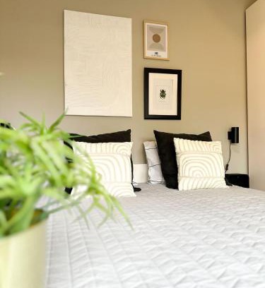 Sneek House | Bed & Breakfast Waterpoort - incl gratis licht ontbijt en parking