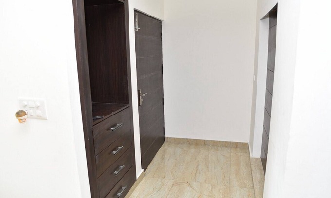 Bullawala Apartment | Bed & Breakfast with Balcony Overlooking Mountains