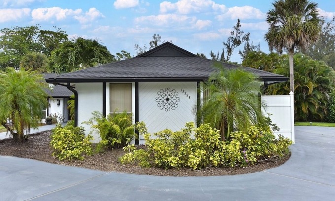 Loxahatchee Groves House | Bedroom and bathroom, perfect for solo traveler!