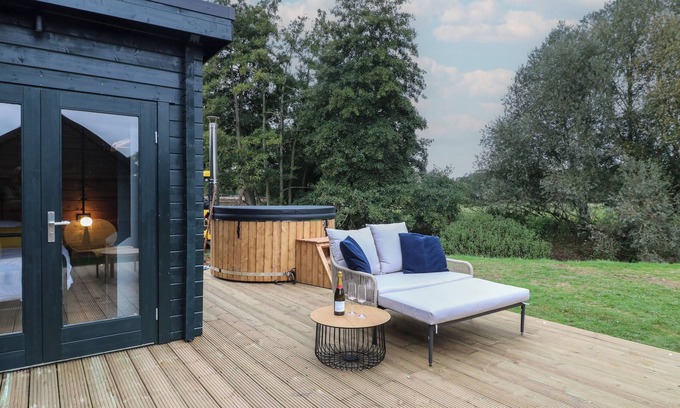 North Luffenham Cottage | BEE HIVE, pet friendly, with hot tub in Edith Weston
