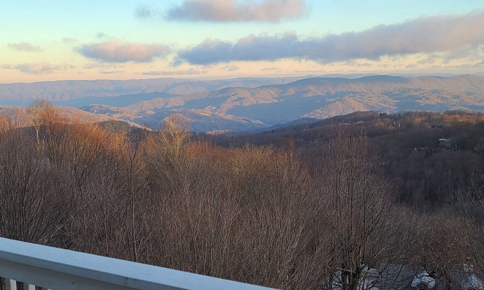 Beech Mountain House | Beech Mountain 4 BR with Amazing Long-range Views. Spacious house. Pet friendly.