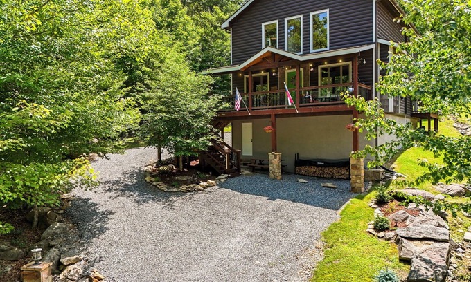 Charter Hills Cabin | BEECH MTN CABIN - 4 BR- GREAT YARD, 2 DOGS, FIRE PIT, VERY CLEAN, CENTRAL AC