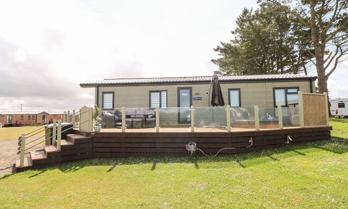 Hasguard Cross Cottage | BEECHWOOD LODGE, pet friendly, with hot tub in Broad Haven