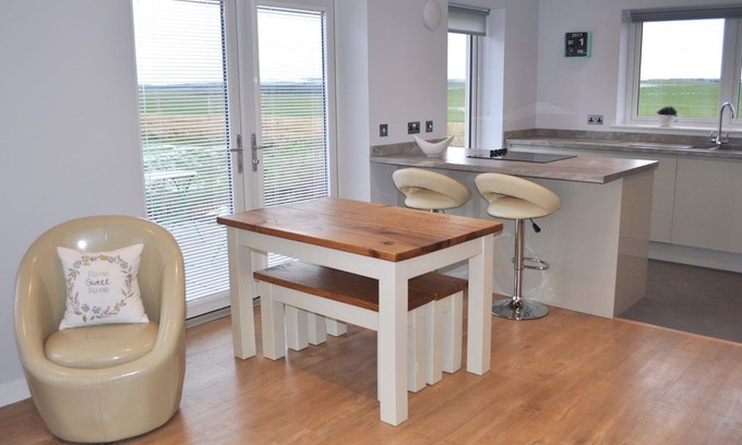 Ellon Cottage | Beehive Cottage overlooking the Sands of Forvie nature reserve and Cotehill Loch
