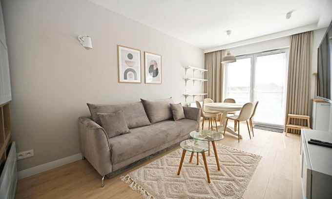 Siedlce Apartment | Beige 3city Apartment with Parking in Gdańsk by Noclegi Renters