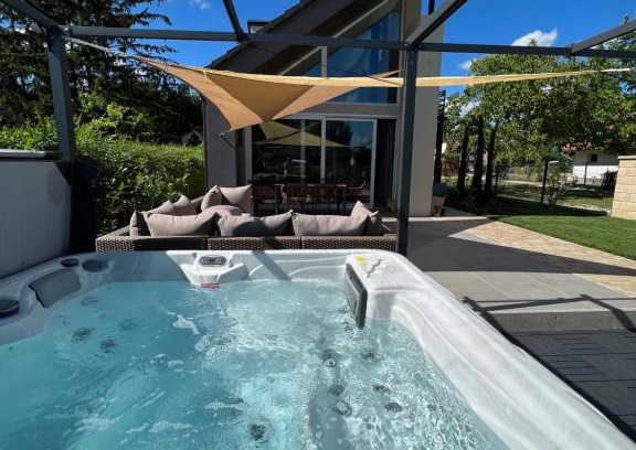 Balatonkenese Villa | Beige Villa Balatonkenese