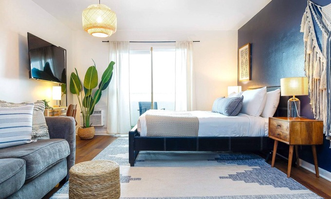 North Bay Village Apartment | Bella Vista, Marina Views on the Bay, Cozy