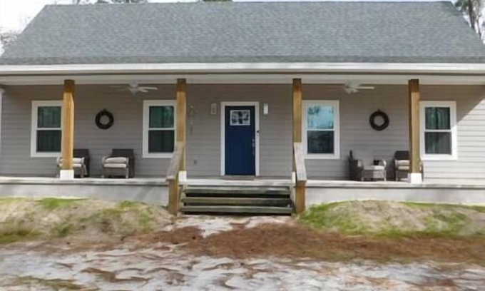 Salem House | Belle Pines Retreat - Pine Shaded Hideaway