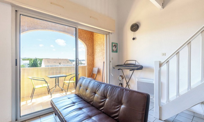 Martigues Apartment | Belle Vue Apartment in Martigues – Near the Town Center, Large Balcony