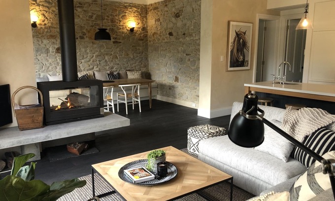 Aldgate Cottage | Belle’s Cottage- Luxurious, Stirling escape with cosy fire, deck, tennis court