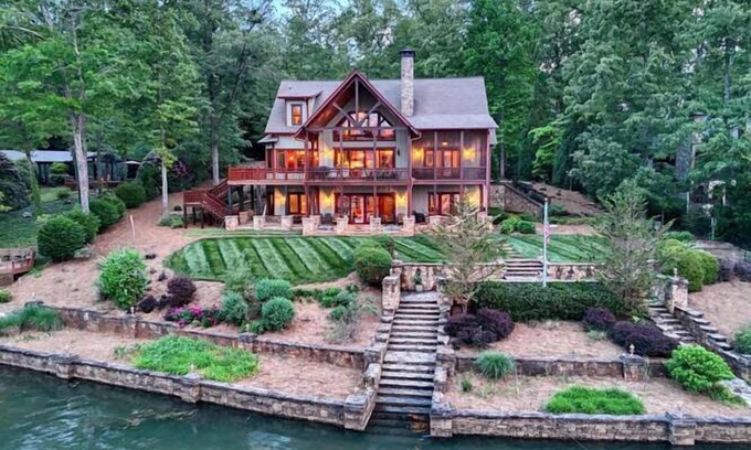 Hiawassee House | Bellissimo at Lake Chatuge - by Chatuge Home Concierge. Lakefront, hot tub, dock, shuffleboard