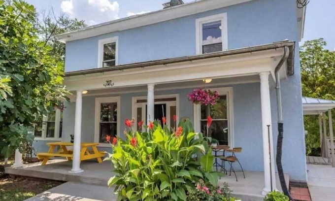 Belmont House | BelmontBNB*Modern*Luxury*near UVA/wineries*walk2DT