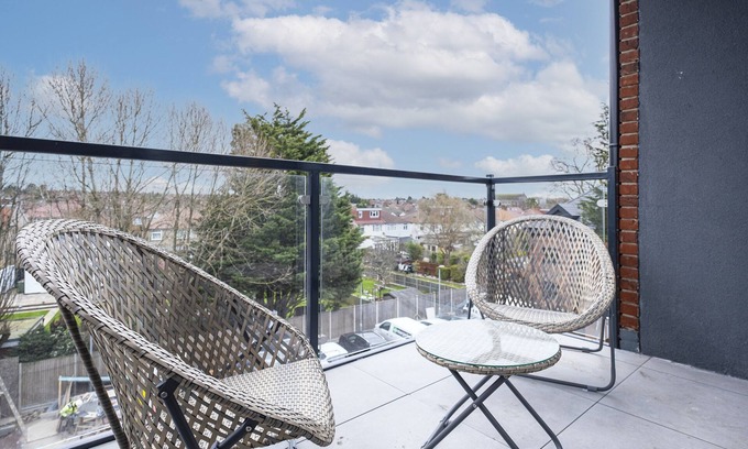 Belmont Apartment | Belmore 1 Bedroom Luxury Apt. with Parking in Stanmore, North West London - 10