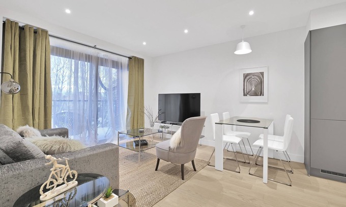 Belmont Apartment | Belmore 2 Bedroom Luxury Apt. with Parking in Stanmore, North West London - 09