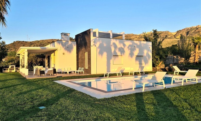 Leonforte House | Belvilla by OYO Villa Leonforte