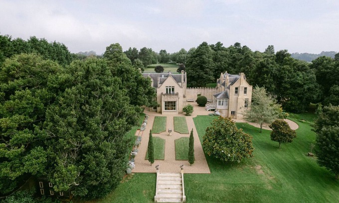 Robertson House | Ben Huon Manor Luxury House for 10 - Robertson NSW - Magnificent Gardens & Views