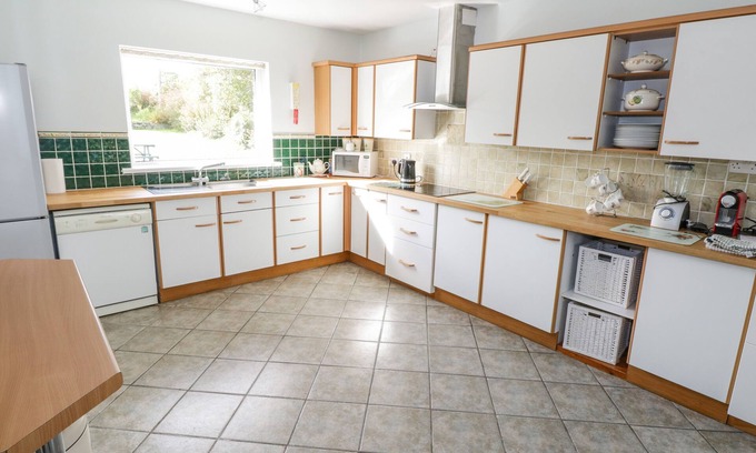 Tully Cottage | BEN VIEW, family friendly, with open fire in Tully, County Galway
