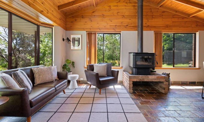 Nashdale House | Bendalong - Rural Retreat, Short Drive to CBD