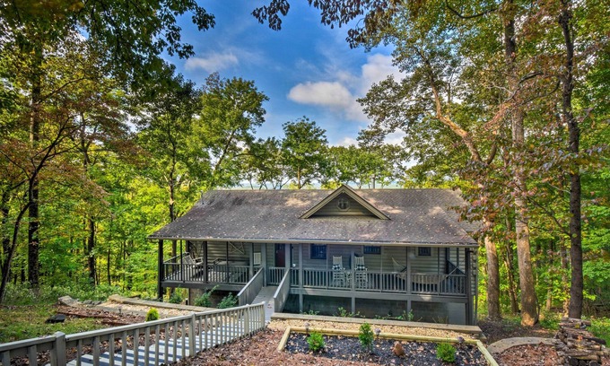 Tate Cabin | Bent Tree Cabin with Mountain & Lake Views!
