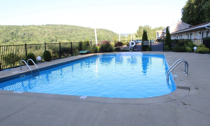 Austerlitz Hotel | Berkshire Travel Lodge