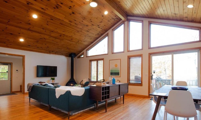 Becket House | Berkshire Vacation Rentals: Beautiful Lakeside Cabin