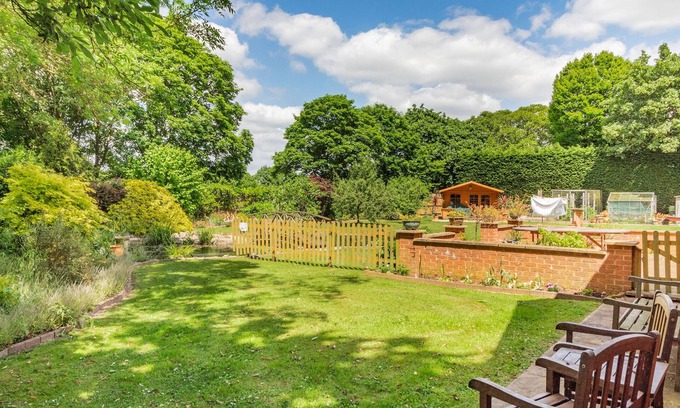 Bury St Edmunds Cottage | BERRIES, pet friendly, with a garden in Barningham, Suffolk